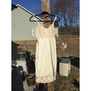 Vtg vanity fair womens full slip cream 34L 34 long lace boudoir lingerie USA